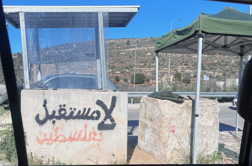 حاجز على الطريق يفصل مدخل رام الله عن شمال الضفة الغربية.